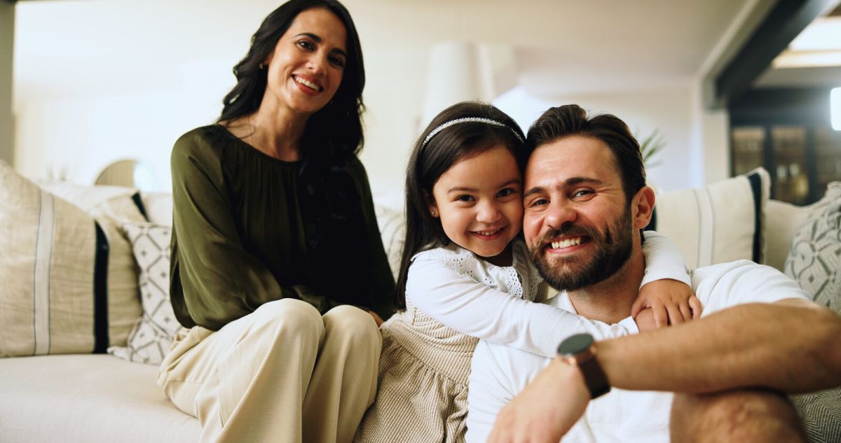 Familia sonriendo unida en la playa