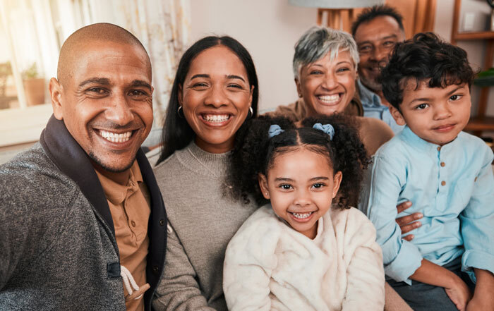 Familia sonriendo mientras explora opciones de seguro